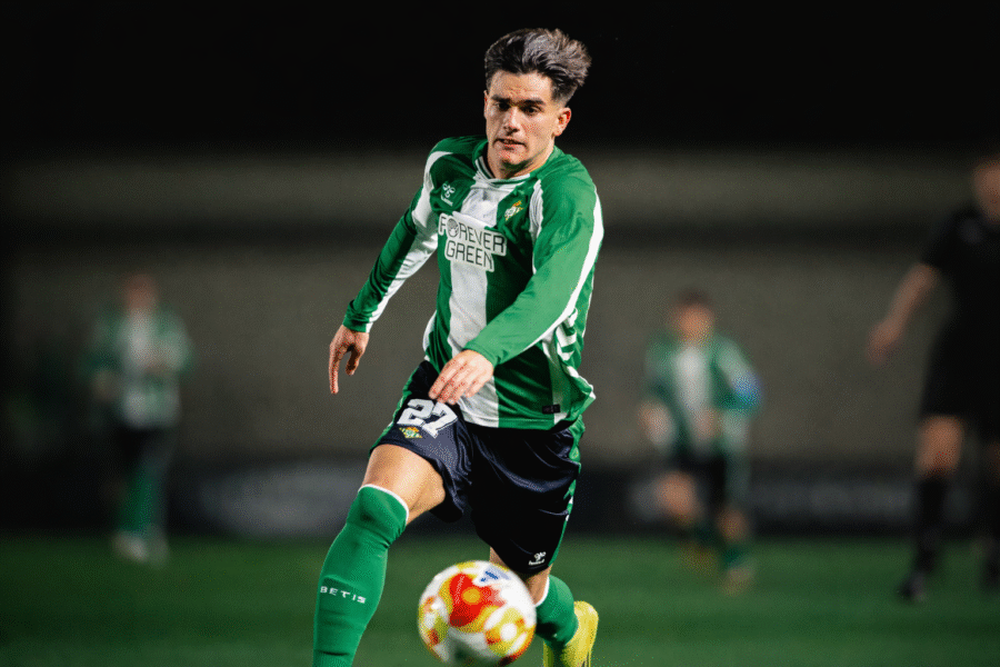 Morante en un encuentro con el filial del Betis