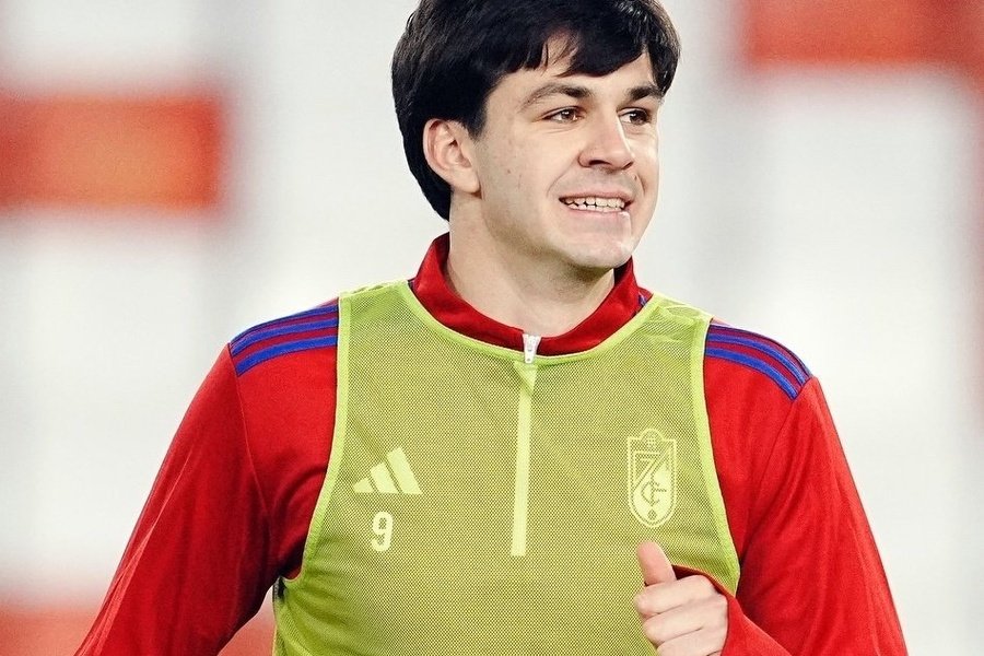 Gonzalo Petit calentando con el Granada