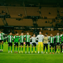 La plantilla del Betis celebrando la victoria en Europa