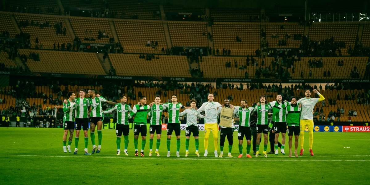 La plantilla del Betis celebrando la victoria en Europa