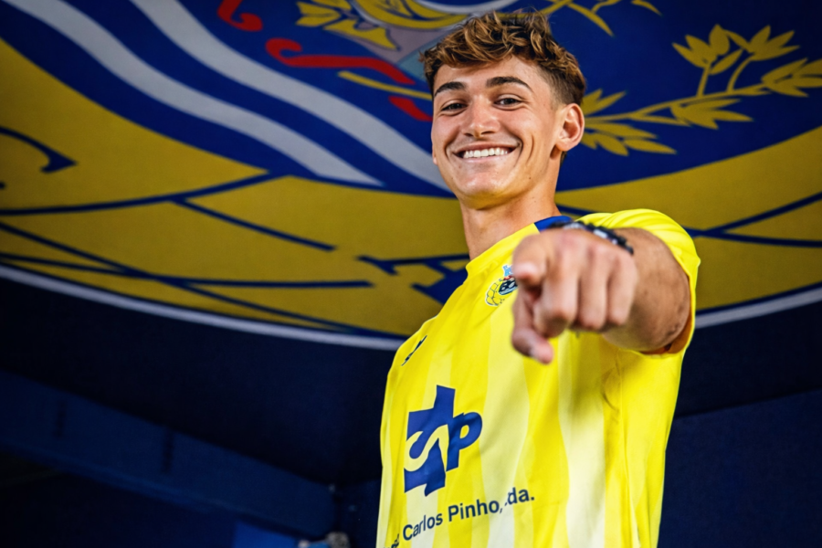 Mateo Flores en su presentación con Arouca