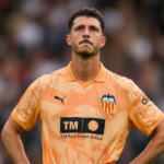 Guido Rodríguez, con una camiseta del Valencia