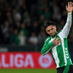 Chimy saliendo del campo en un partido del Betis