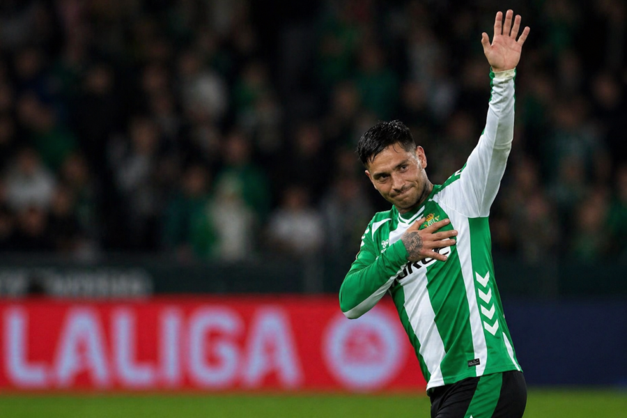 Chimy saliendo del campo en un partido del Betis