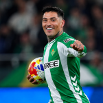 Chimy Ávila celebrando un gol con el Betis