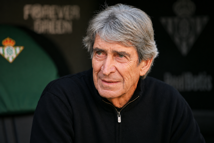 Pellegrini en el banquillo del Betis