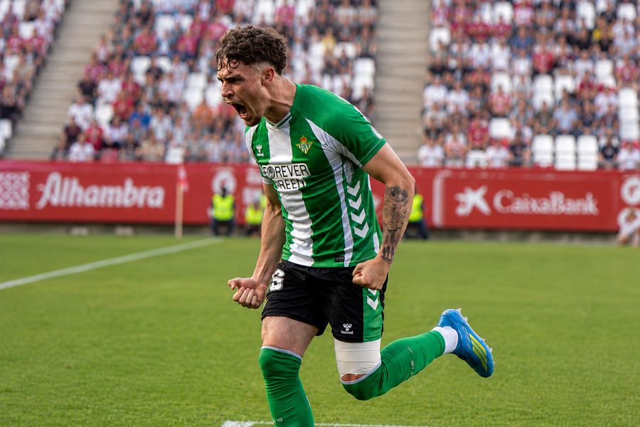 Masquè celebrando su gol al Murcia