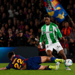Junior Firpo en el encuentro ante el Barcelona