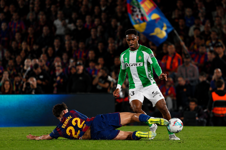 Junior Firpo en el encuentro ante el Barcelona
