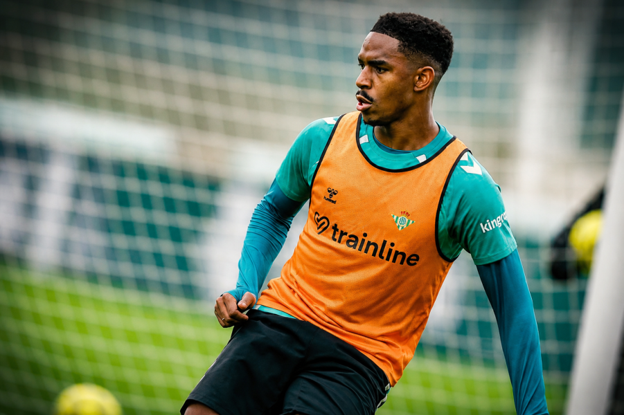 Junior durante un entrenamiento con el Betis