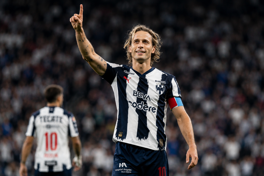Canales celebrando un gol con Monterrey
