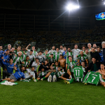 La plantilla del Betis celebrando entrar en Champions
