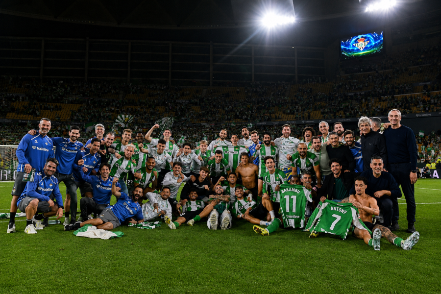 La plantilla del Betis celebrando entrar en Champions