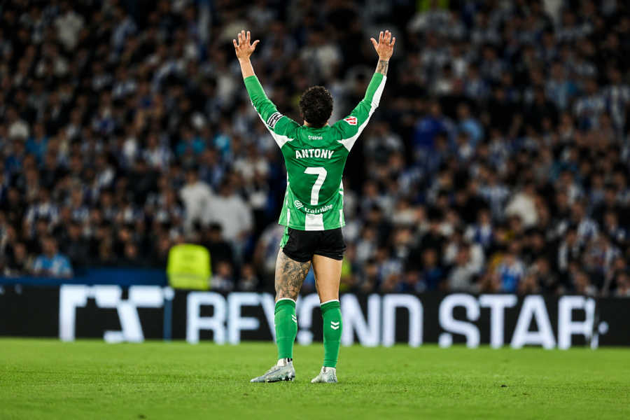 Antony celebrando su gol con el Betis
