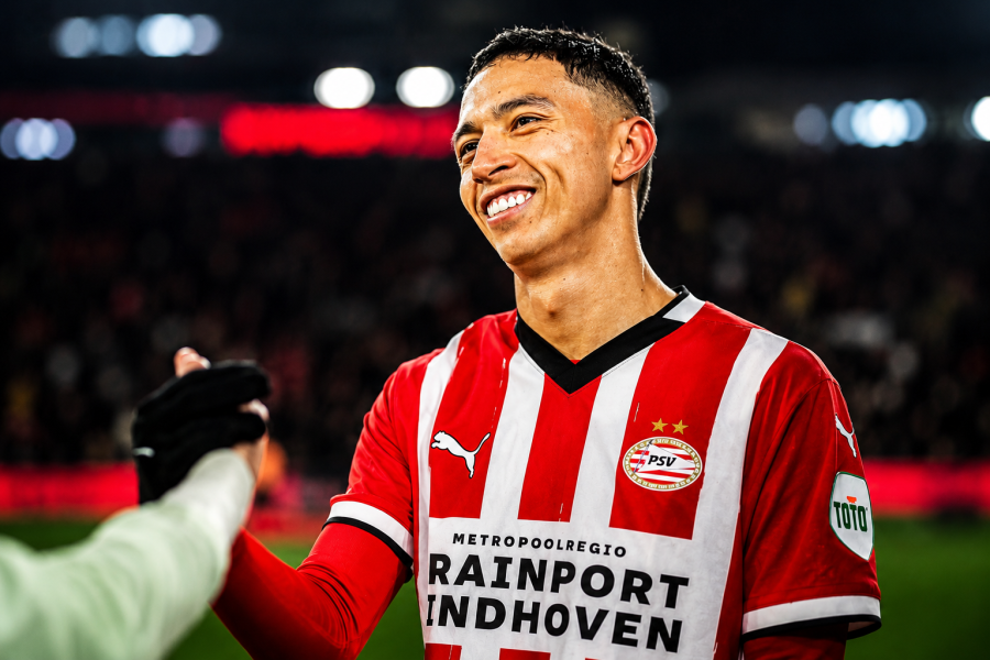 Mauro Junior después de un partido con el PSV