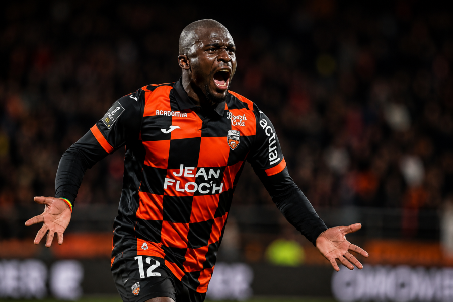 Dieng celebrando un gol con el Lorient