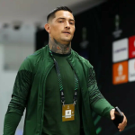Chimy Ávila, llegando a un partido europeo del Betis