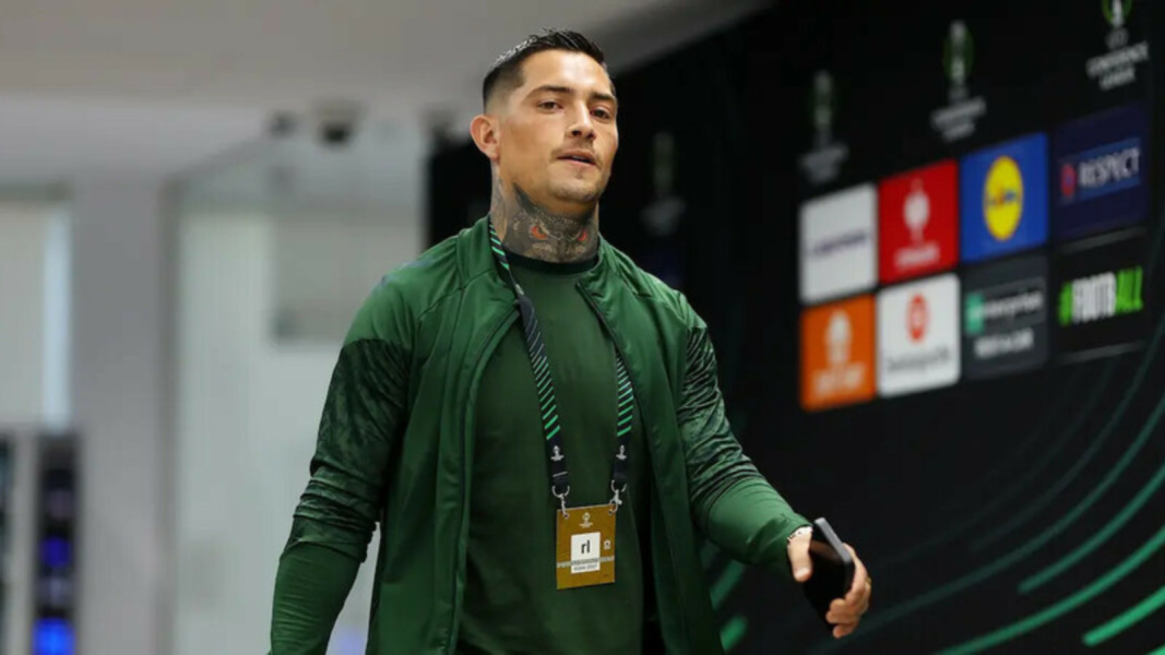 Chimy Ávila, llegando a un partido europeo del Betis