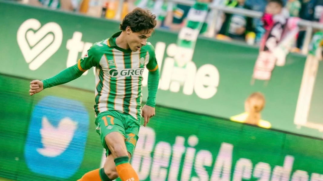 Rodrigo Riquelme en un choque liguero del Betis