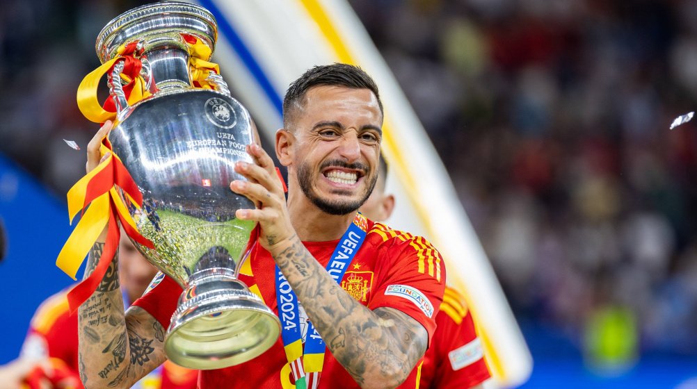 Joselu con el título de la Eurocopa