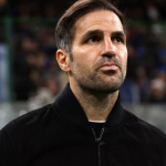 Cesc Fábregas en el banquillo del Como