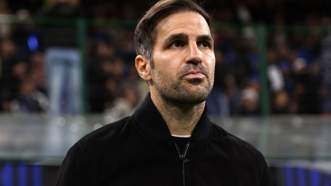 Cesc Fábregas en el banquillo del Como