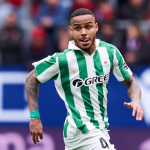 Natan luchando por un balón
