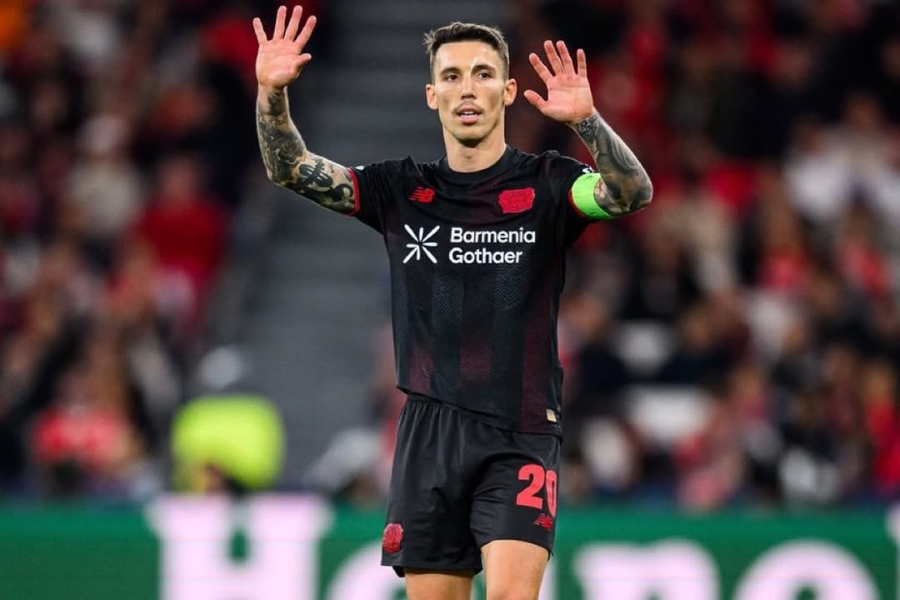 Grimaldo, durante un encuentro con el Leverkusen