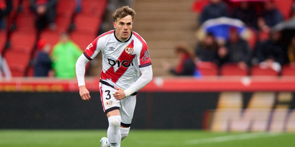 Pep Chavarría en un partido con el Rayo