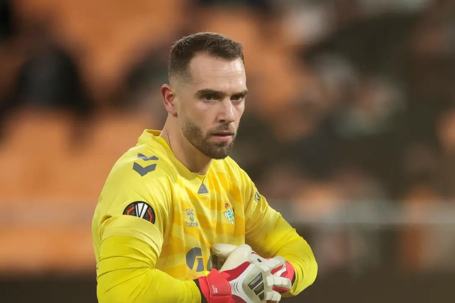 Pau López defendiendo la portería del Betis