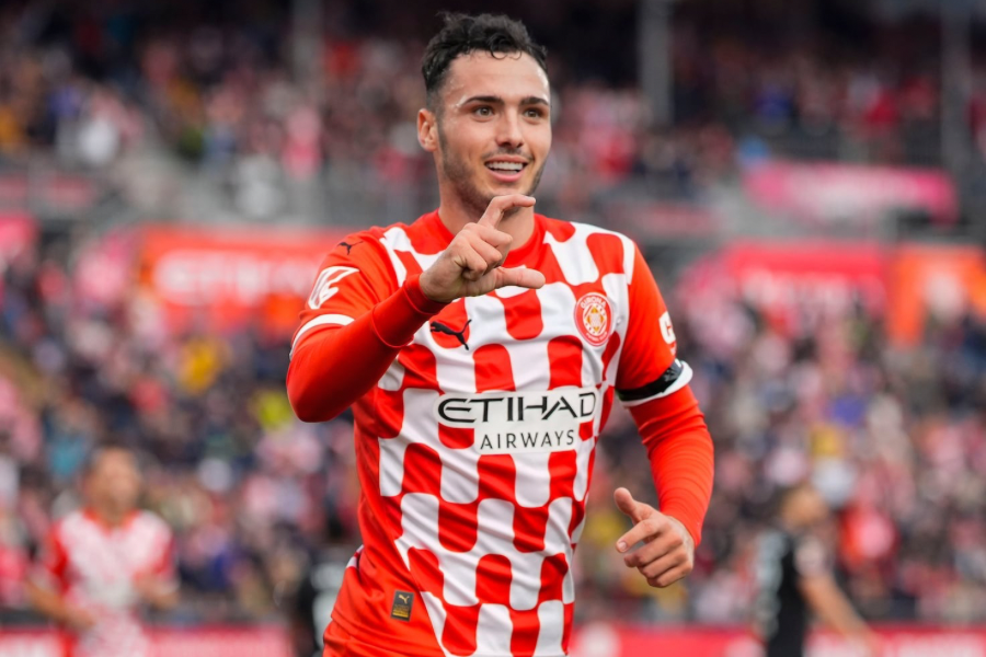 Arnau Martínez celebrando un gol con el Girona