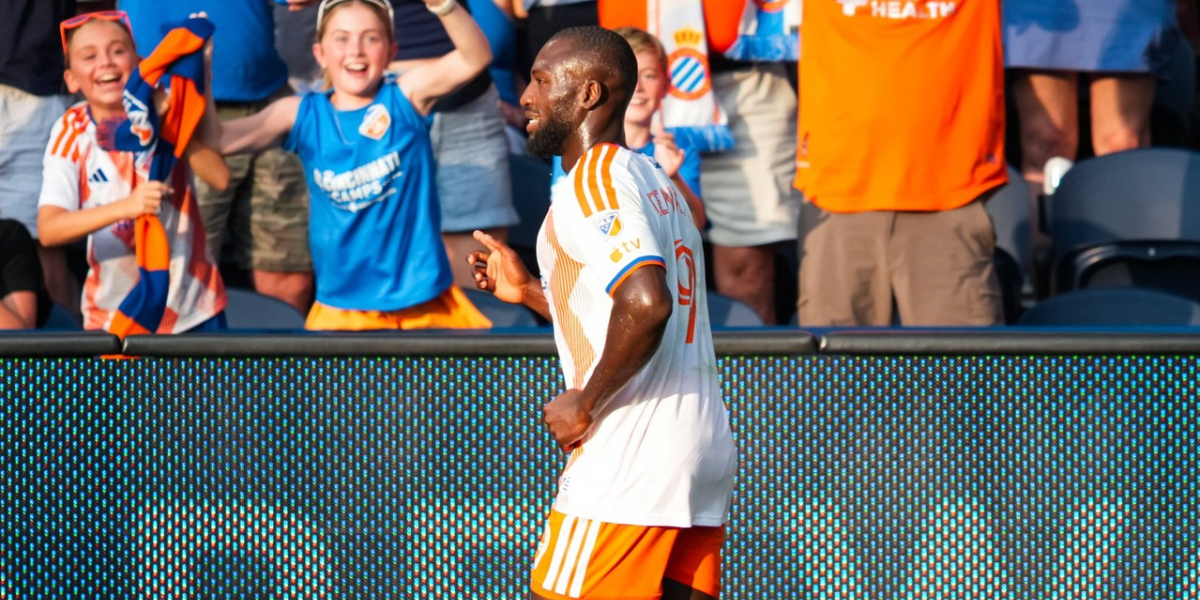 Kevin Denkey celebrando un gol