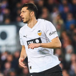 Guido Rodríguez busca el balón