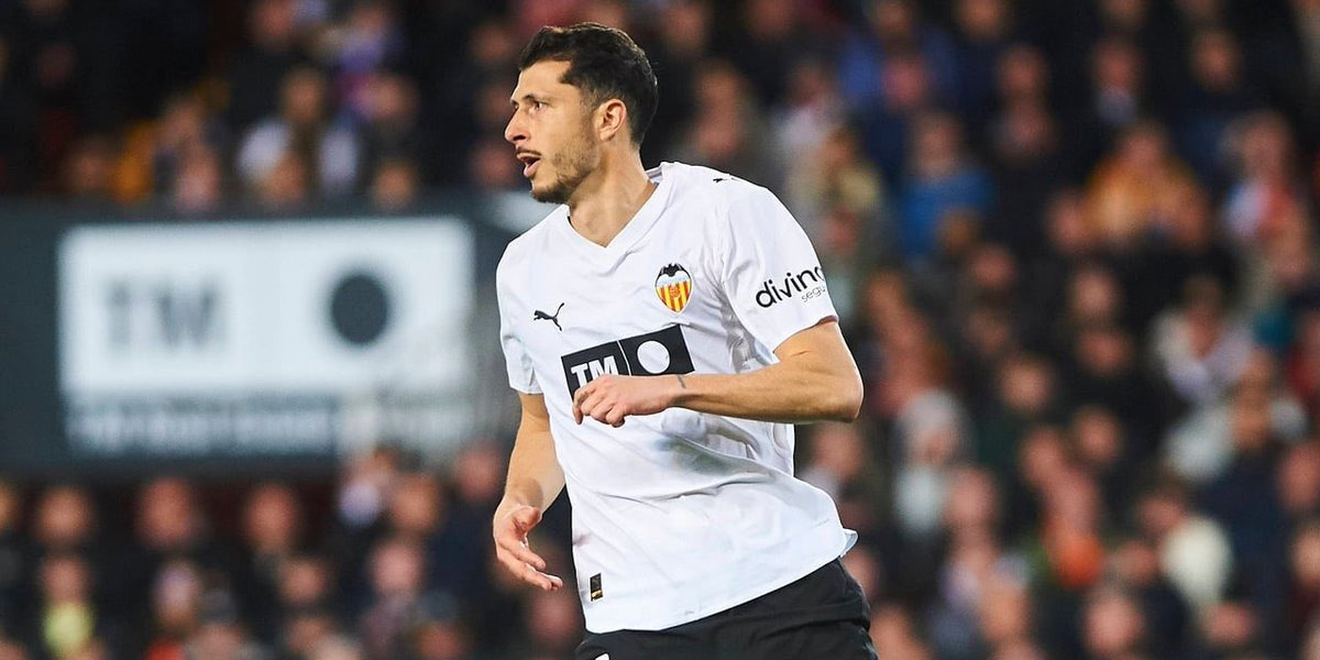Guido Rodríguez busca el balón