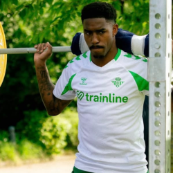 Junior Firpo entrenando con el Betis
