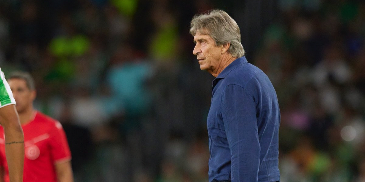 Pellegrini dando indicaciones en La Cartuja
