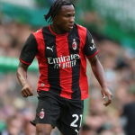 Chukwueze con el Milán